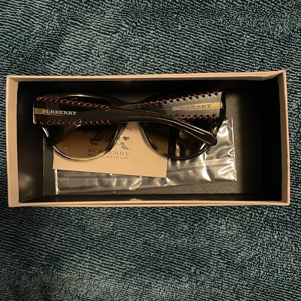 NIB WOMENS BURBERRY SUNGLASSES - Picture 3 of 10